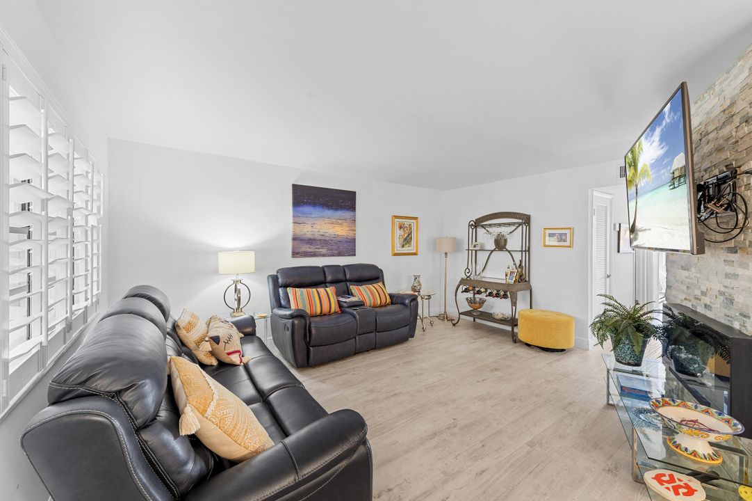 For Sale: $249,900 (2 beds, 2 baths, 1044 Square Feet)