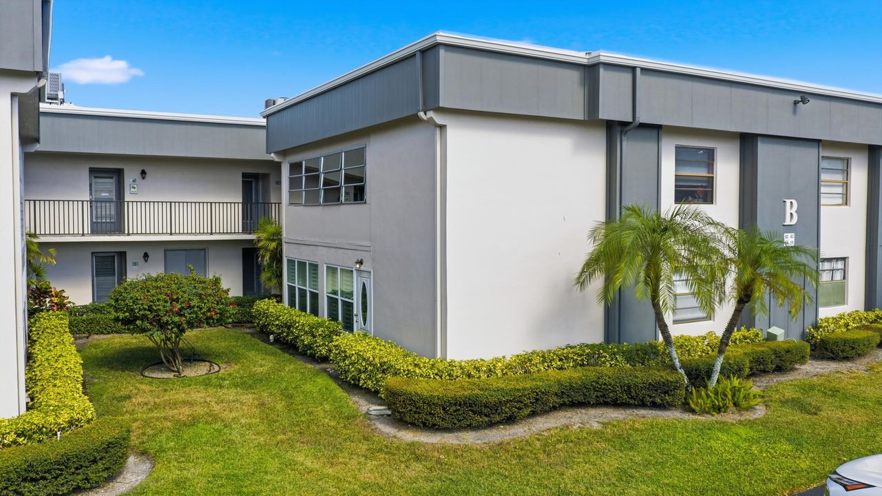 For Sale: $249,900 (2 beds, 2 baths, 1044 Square Feet)