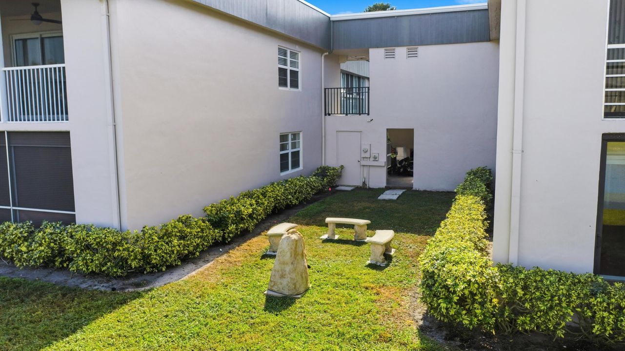 For Sale: $249,900 (2 beds, 2 baths, 1044 Square Feet)