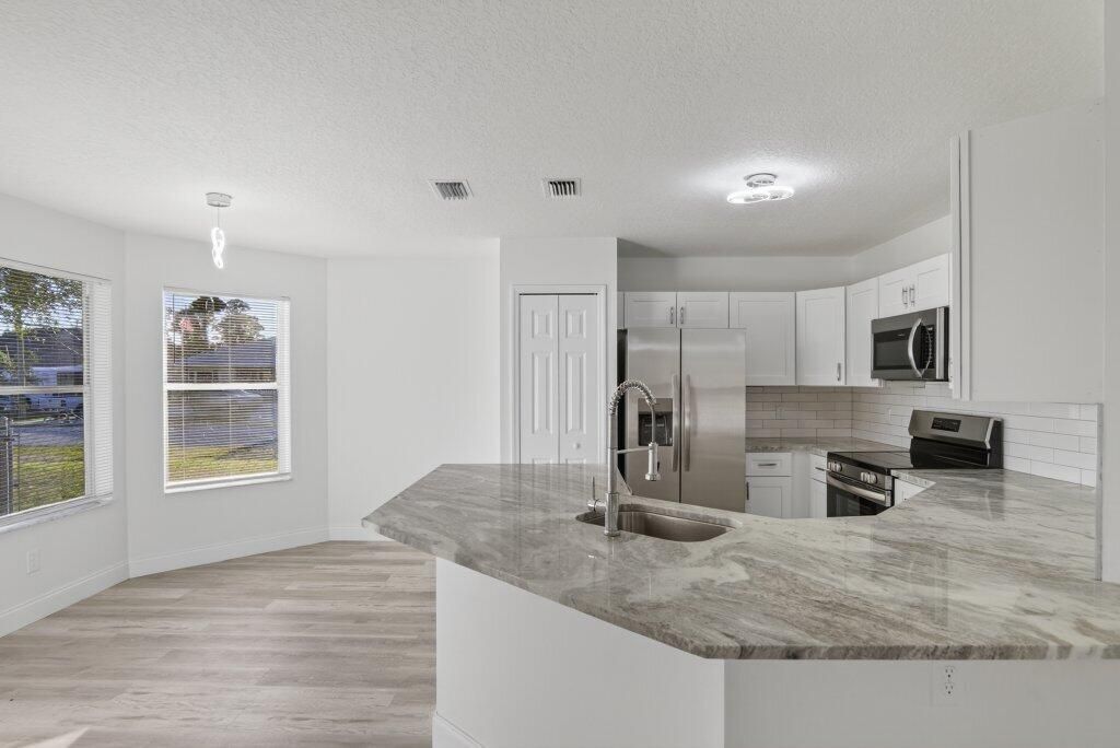 For Sale: $399,900 (3 beds, 2 baths, 1457 Square Feet)