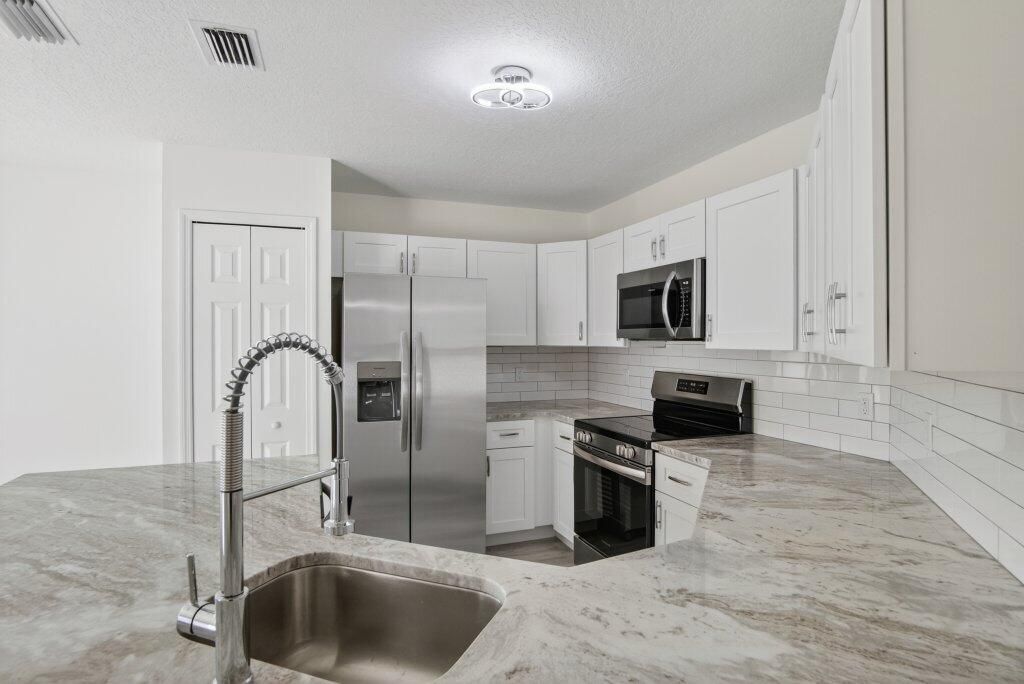 For Sale: $399,900 (3 beds, 2 baths, 1457 Square Feet)