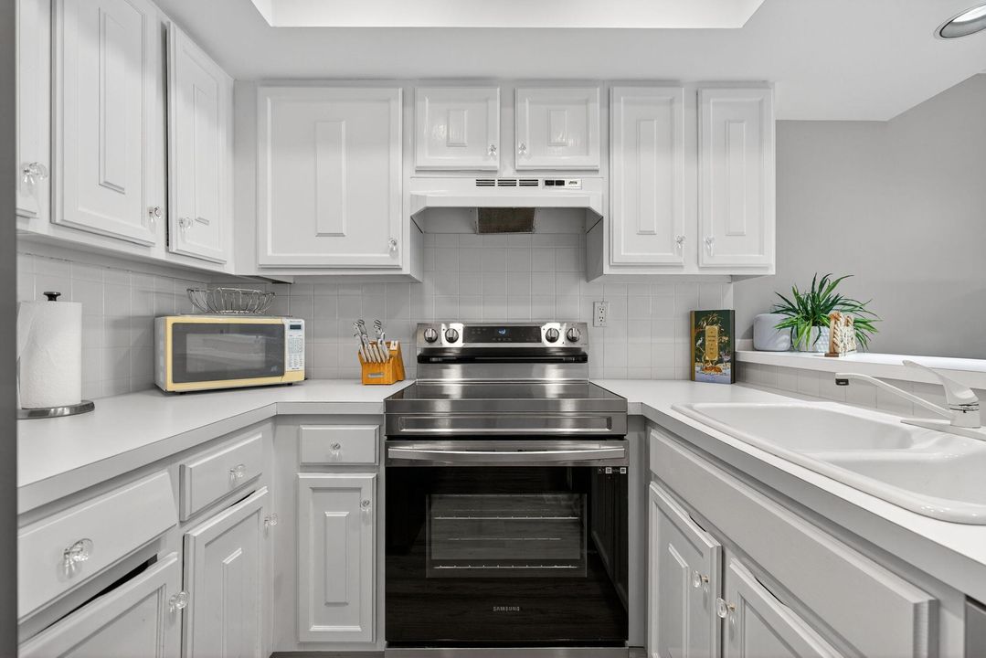 For Rent: $5,100 (2 beds, 2 baths, 970 Square Feet)