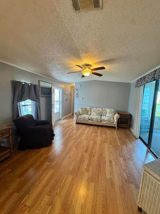 待售: $28,000 (2 贝兹, 2 浴室, 792 平方英尺)