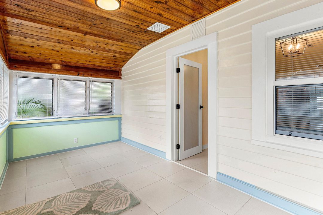 For Rent: $3,900 (3 beds, 2 baths, 994 Square Feet)