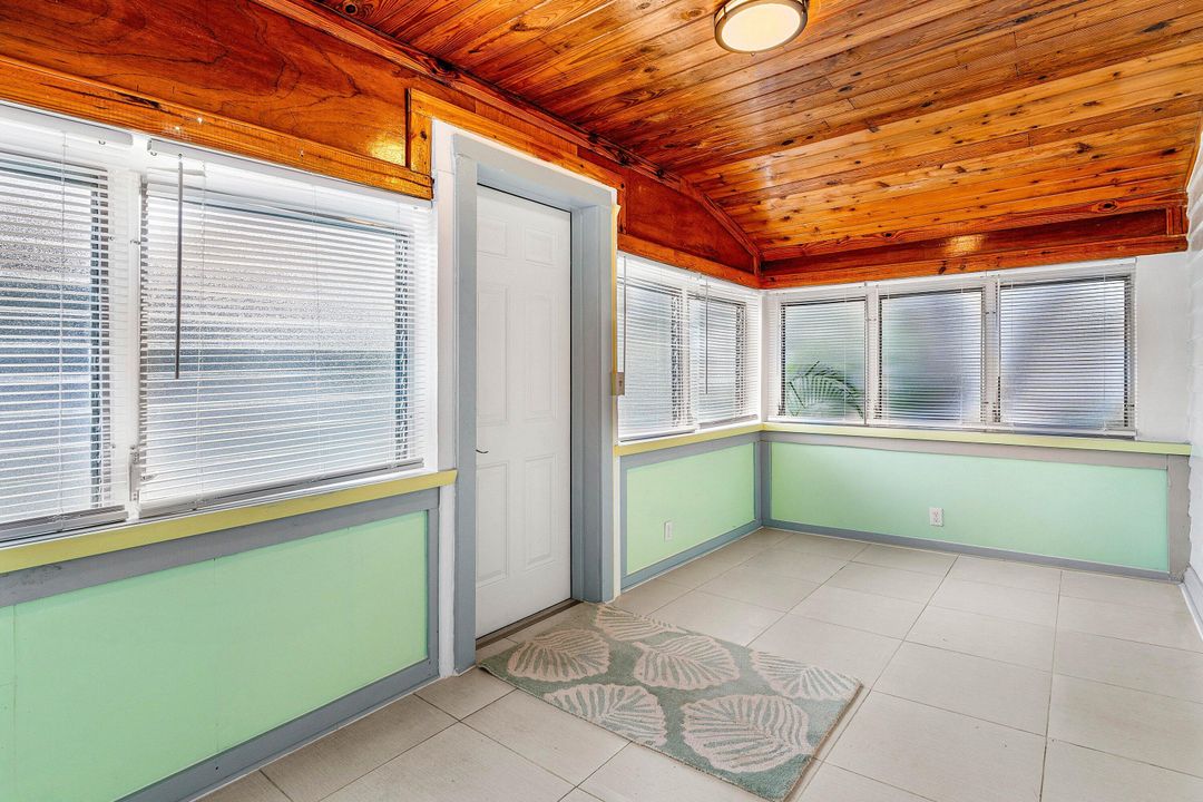 For Rent: $3,900 (3 beds, 2 baths, 994 Square Feet)