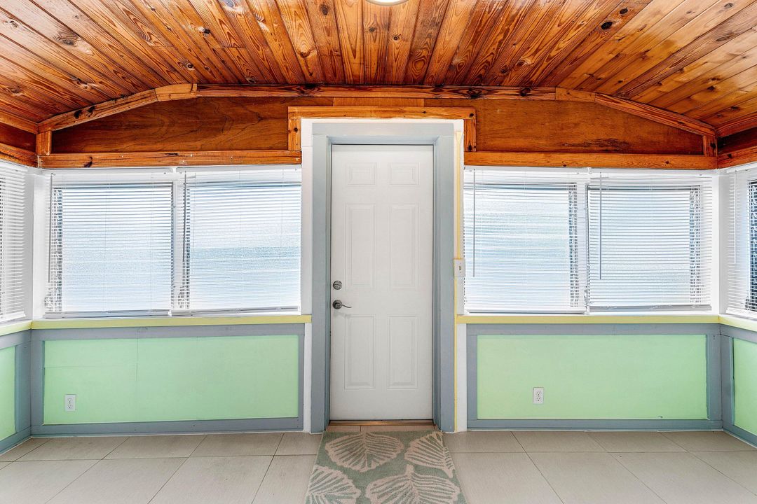 For Rent: $3,900 (3 beds, 2 baths, 994 Square Feet)