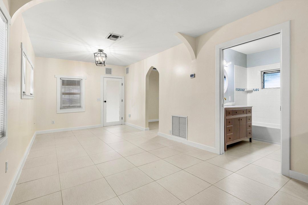 For Rent: $3,900 (3 beds, 2 baths, 994 Square Feet)