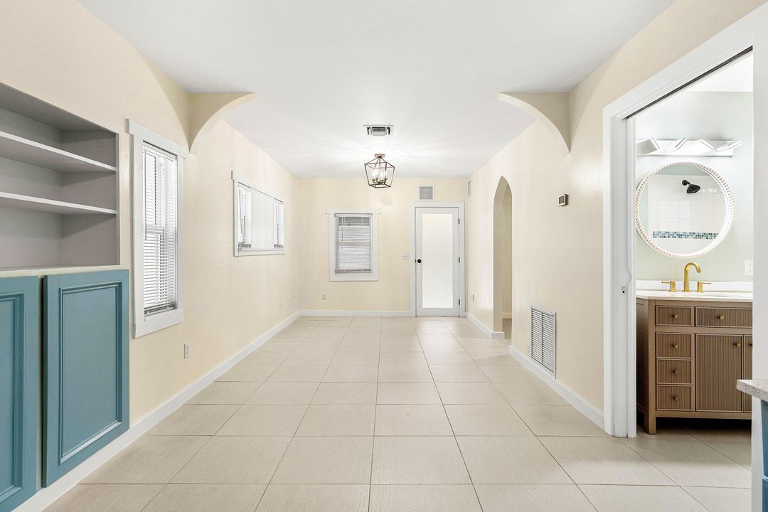 For Rent: $3,900 (3 beds, 2 baths, 994 Square Feet)