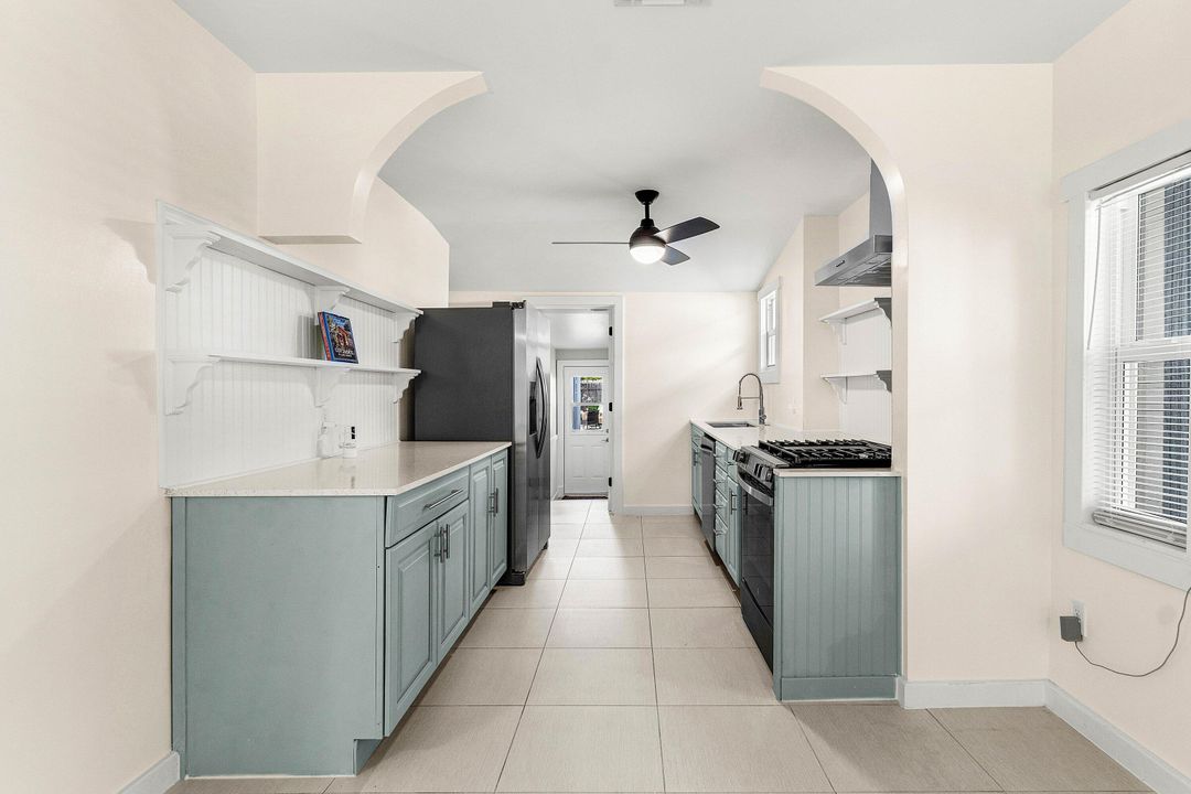 For Rent: $3,900 (3 beds, 2 baths, 994 Square Feet)