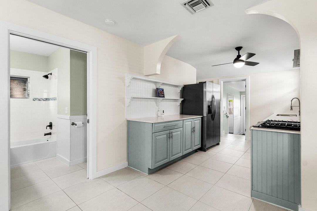 For Rent: $3,900 (3 beds, 2 baths, 994 Square Feet)