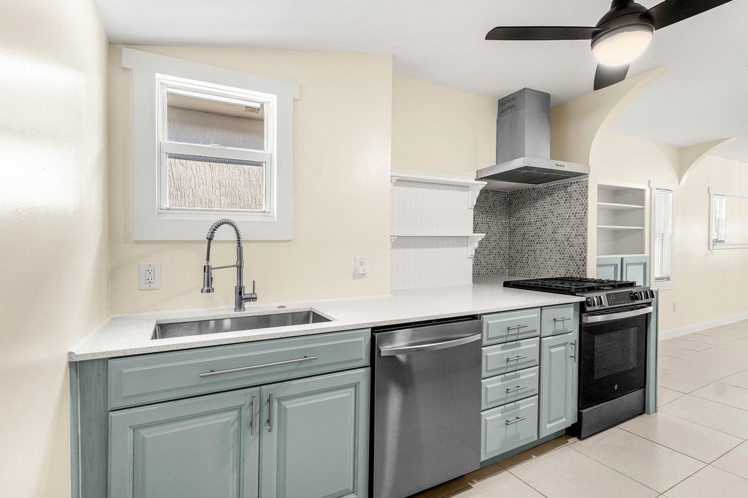 For Rent: $3,900 (3 beds, 2 baths, 994 Square Feet)