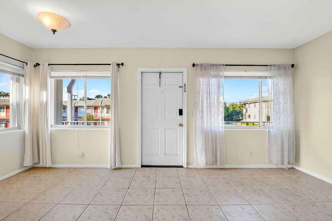 待售: $93,325 (1 贝兹, 1 浴室, 734 平方英尺)