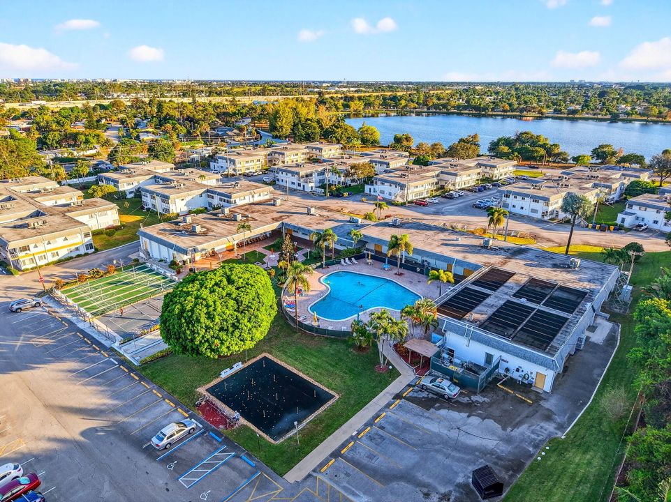 待售: $93,325 (1 贝兹, 1 浴室, 734 平方英尺)