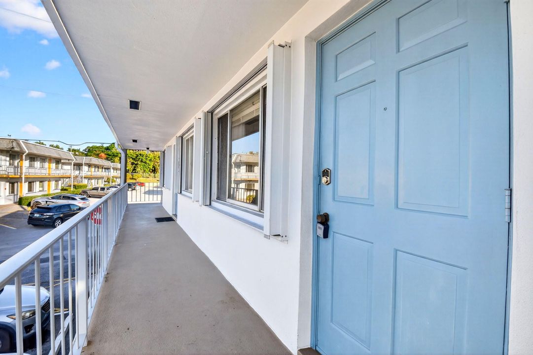 待售: $93,325 (1 贝兹, 1 浴室, 734 平方英尺)