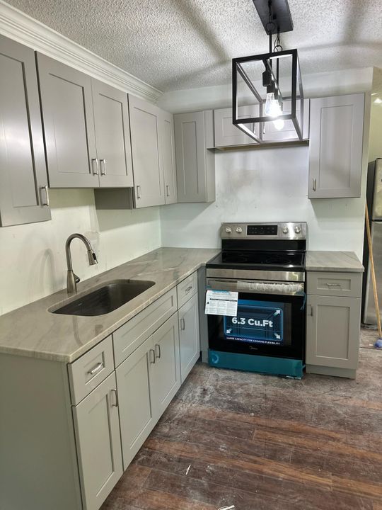 For Rent: $2,695 (2 beds, 1 baths, 800 Square Feet)