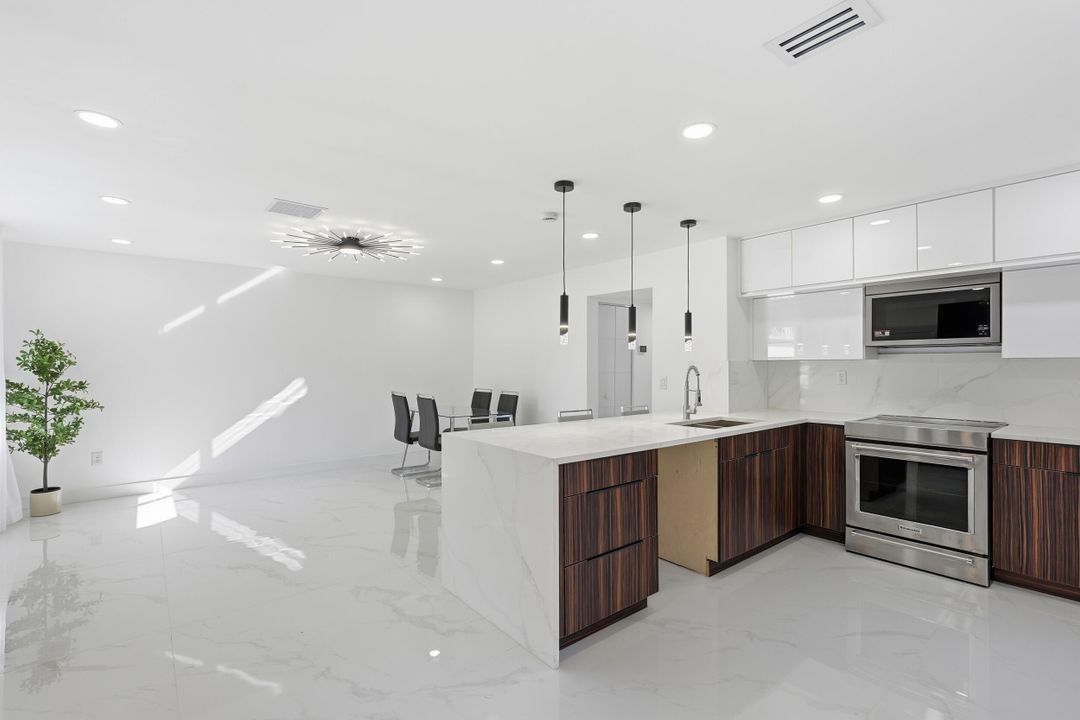 На продажу: $215,000 (2 спален, 2 ванн, 1044 Квадратных фут)