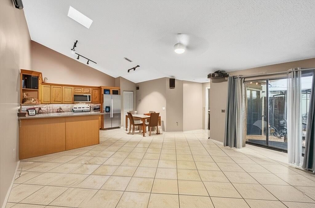 For Sale: $395,000 (3 beds, 3 baths, 1325 Square Feet)