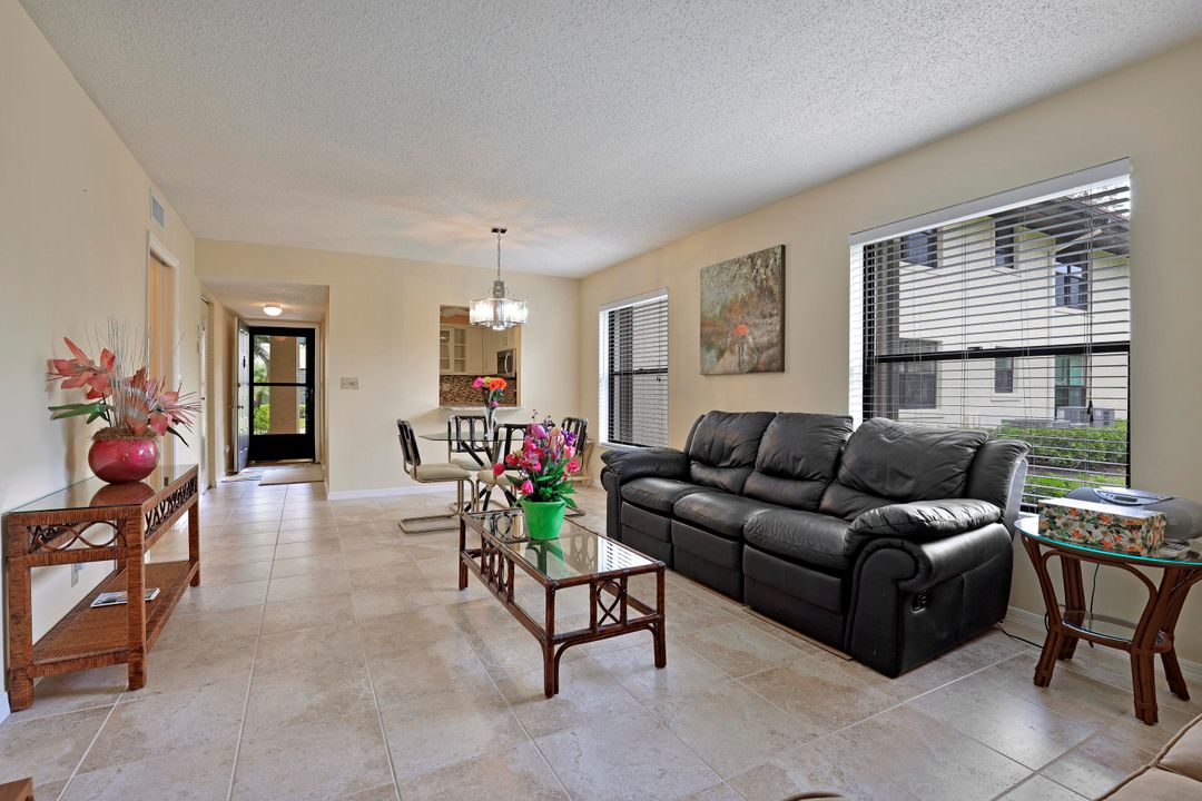 For Sale: $249,000 (2 beds, 2 baths, 1107 Square Feet)