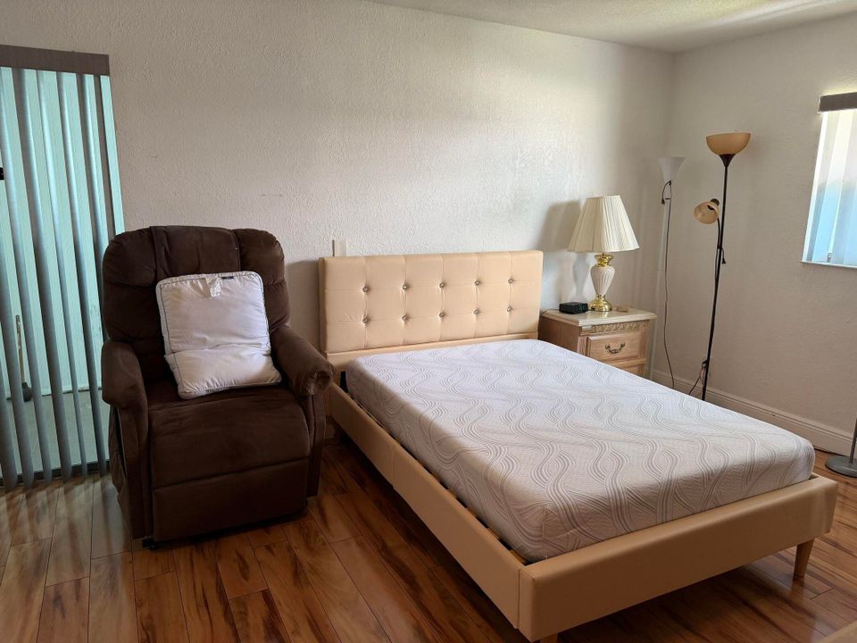 На продажу: $79,900 (1 спален, 1 ванн, 720 Квадратных фут)