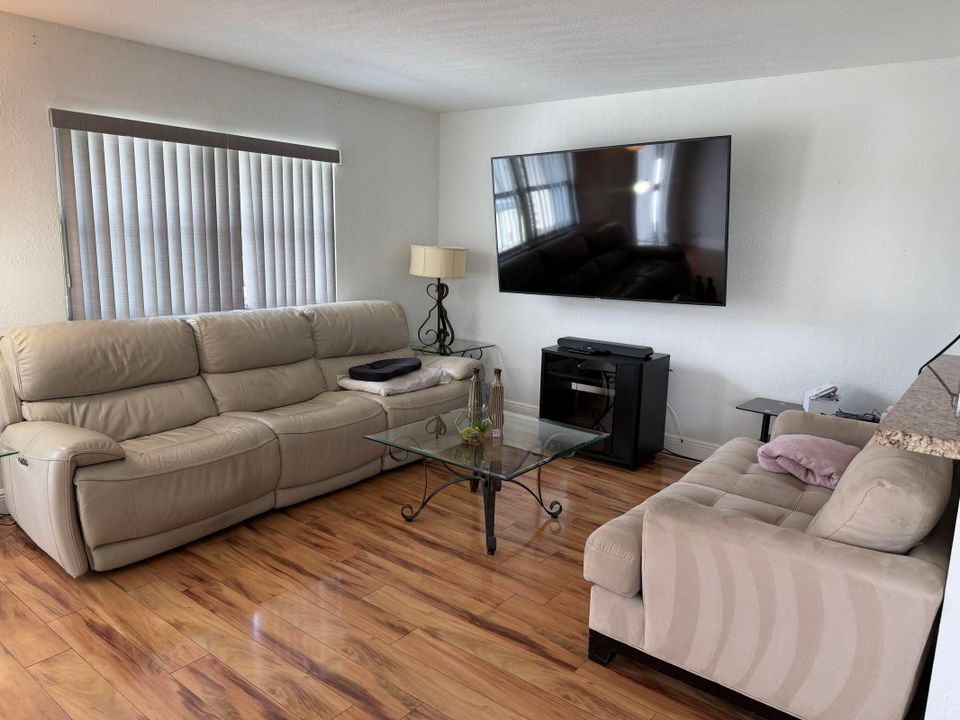 На продажу: $79,900 (1 спален, 1 ванн, 720 Квадратных фут)