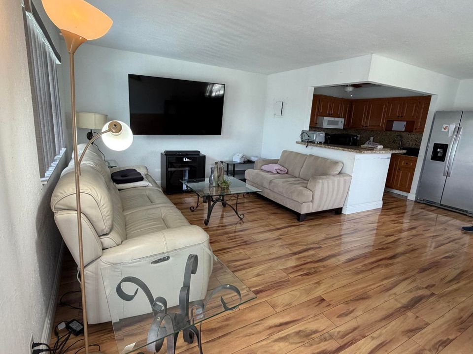 На продажу: $79,900 (1 спален, 1 ванн, 720 Квадратных фут)