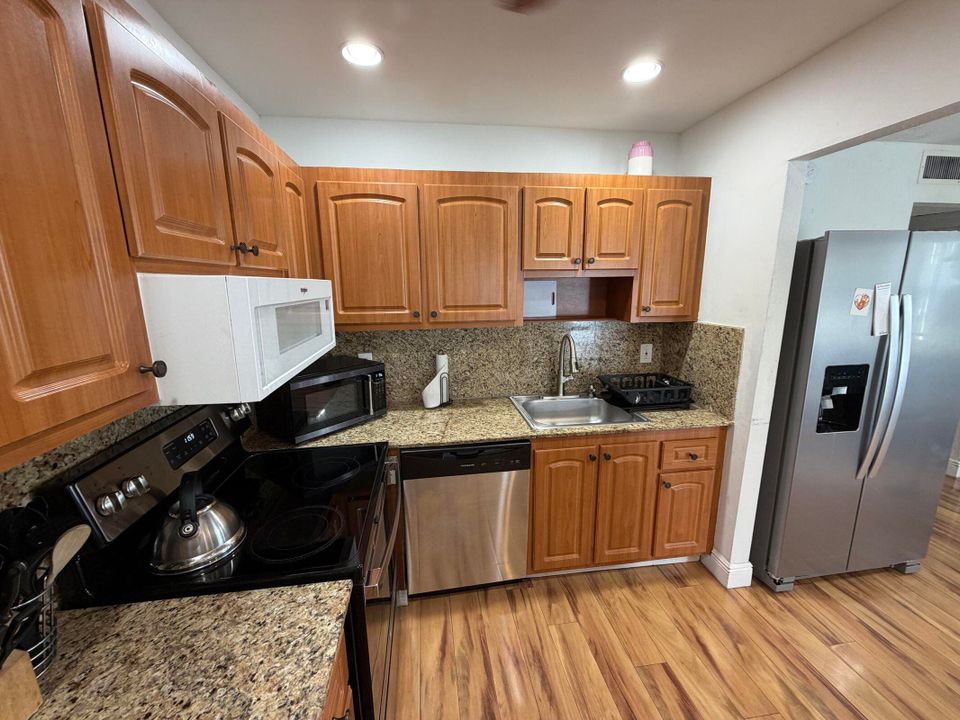 На продажу: $79,900 (1 спален, 1 ванн, 720 Квадратных фут)