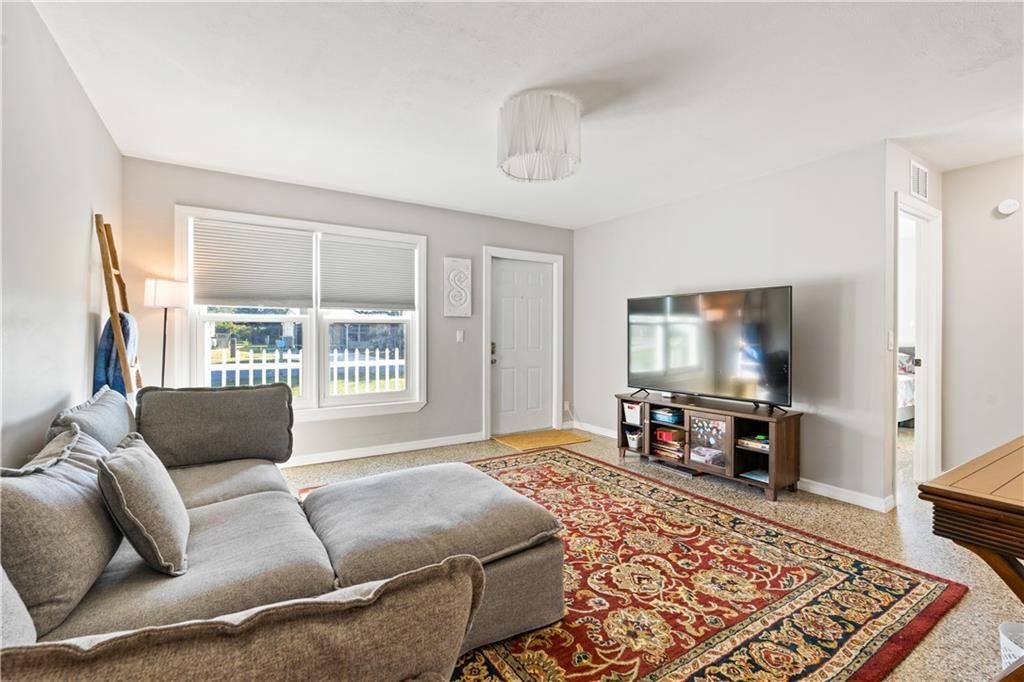 For Sale: $345,000 (3 beds, 2 baths, 1255 Square Feet)