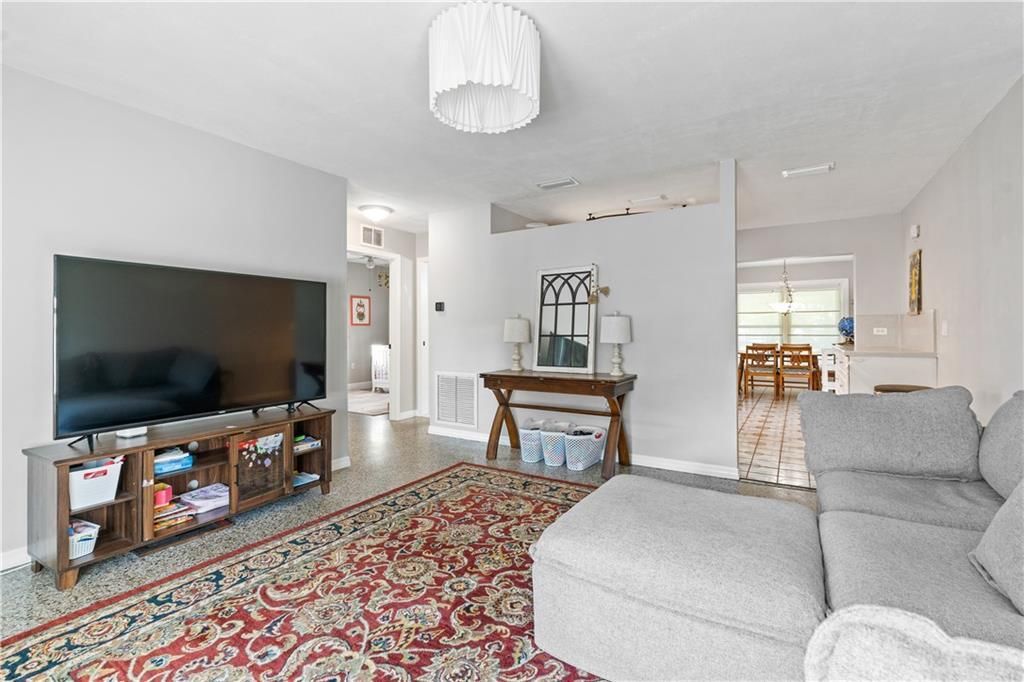 For Sale: $345,000 (3 beds, 2 baths, 1255 Square Feet)