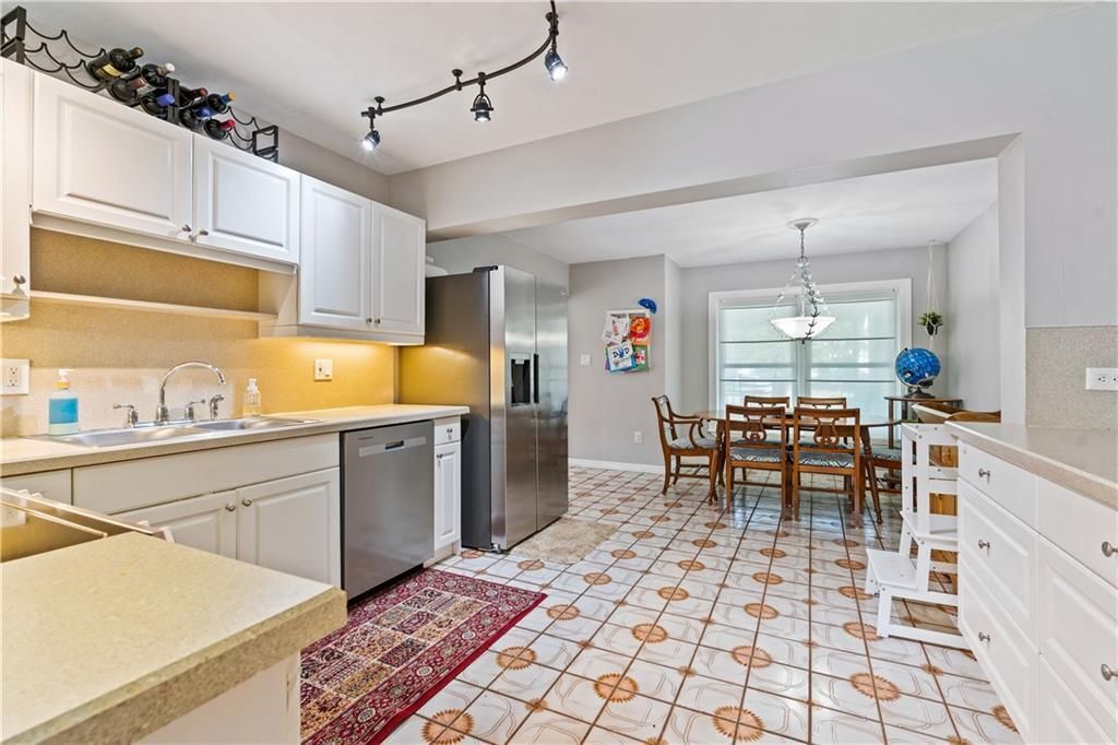 For Sale: $345,000 (3 beds, 2 baths, 1255 Square Feet)