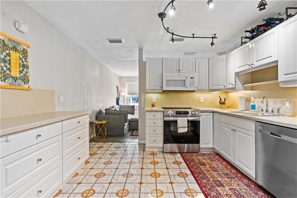 For Sale: $345,000 (3 beds, 2 baths, 1255 Square Feet)