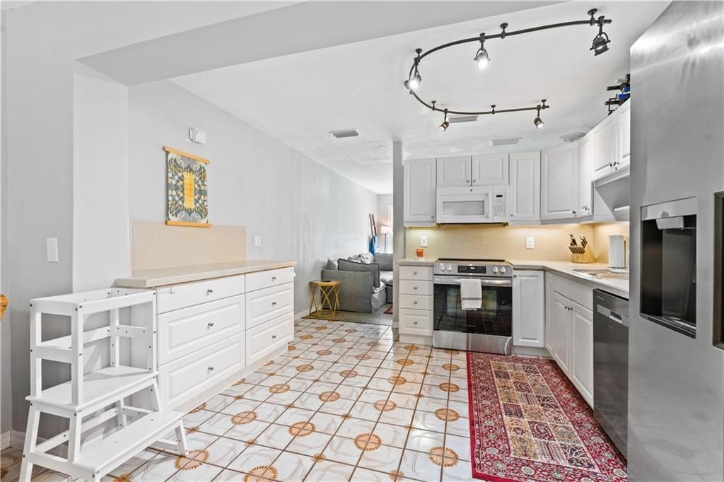 For Sale: $345,000 (3 beds, 2 baths, 1255 Square Feet)