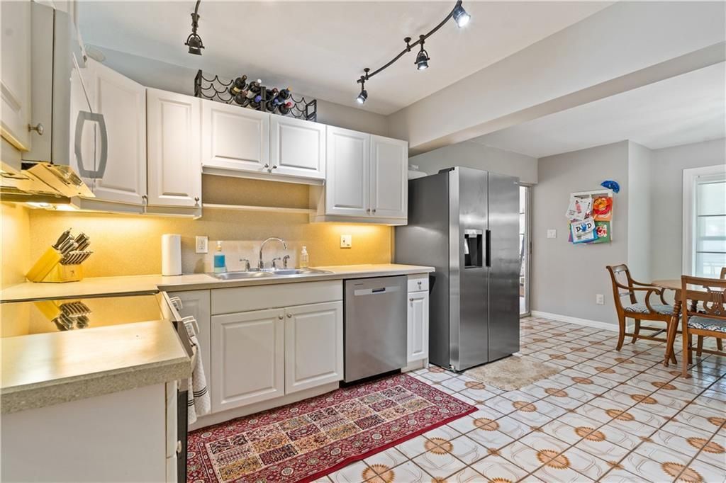 For Sale: $345,000 (3 beds, 2 baths, 1255 Square Feet)