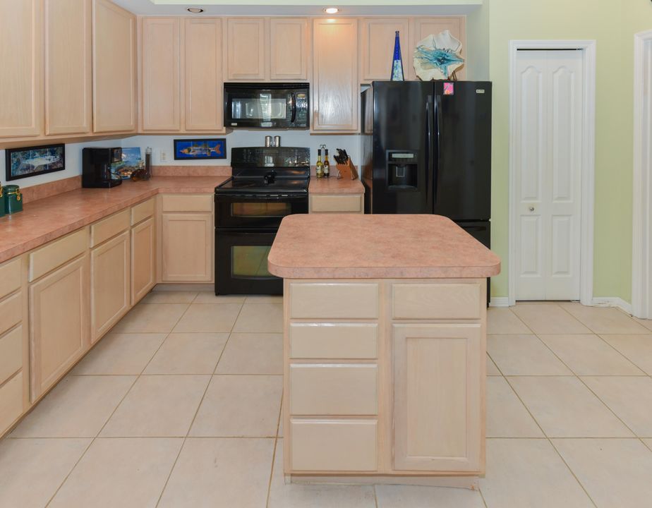 На продажу: $349,900 (3 спален, 3 ванн, 2107 Квадратных фут)