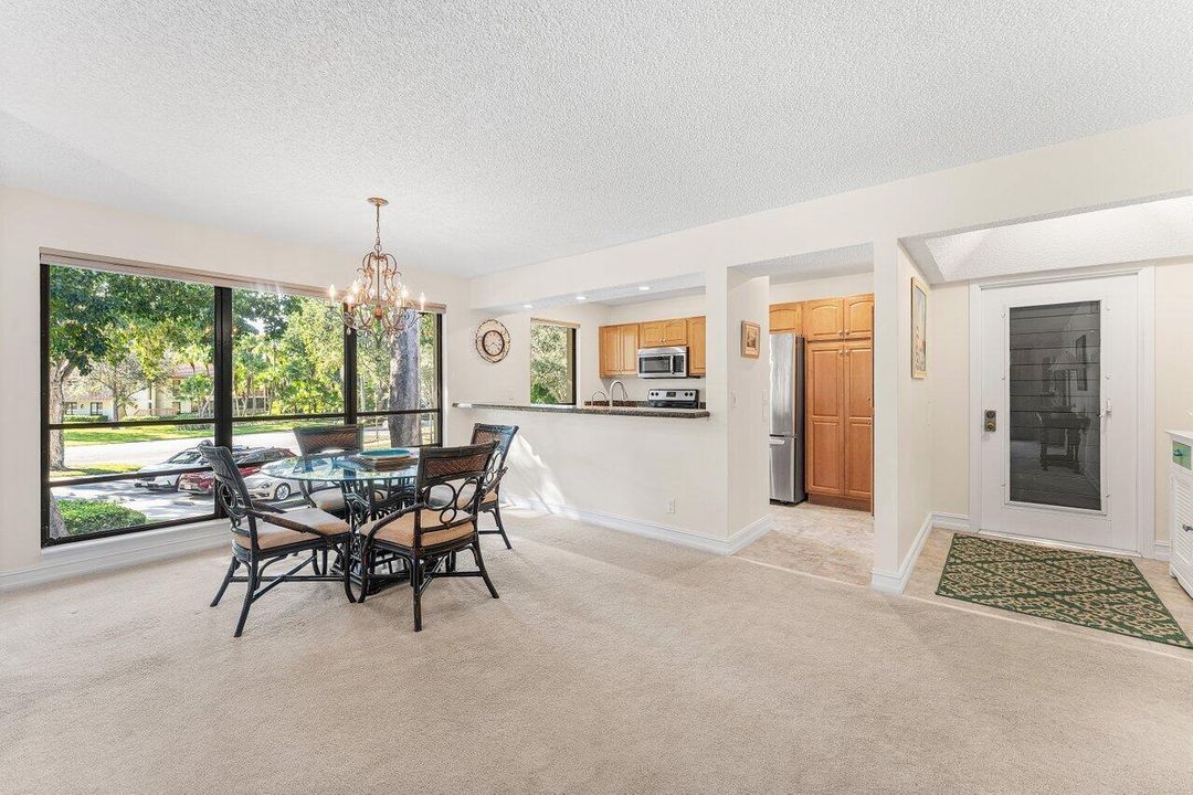 待售: $425,000 (2 贝兹, 2 浴室, 1366 平方英尺)