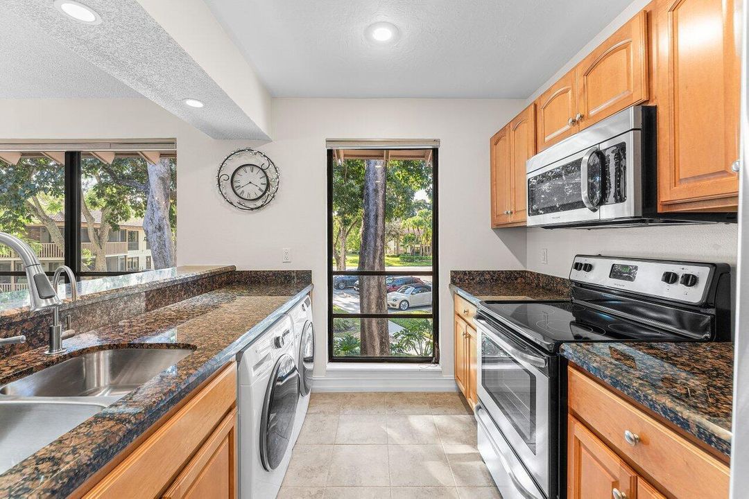 待售: $425,000 (2 贝兹, 2 浴室, 1366 平方英尺)