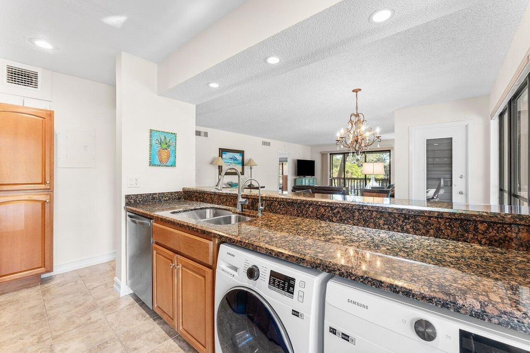 待售: $425,000 (2 贝兹, 2 浴室, 1366 平方英尺)