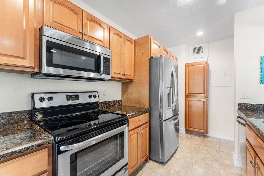 待售: $425,000 (2 贝兹, 2 浴室, 1366 平方英尺)