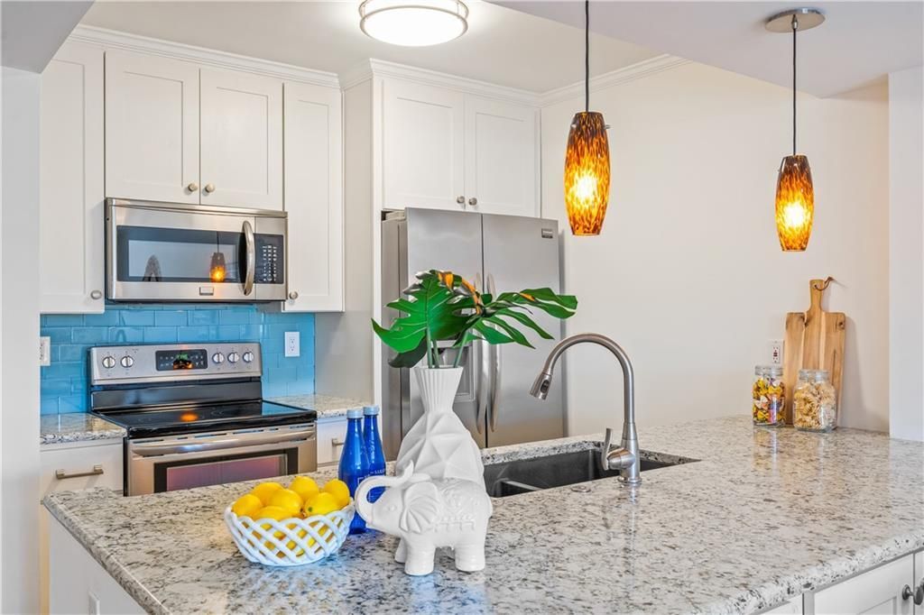 For Sale: $399,999 (2 beds, 2 baths, 1300 Square Feet)