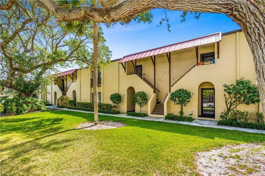 For Sale: $399,999 (2 beds, 2 baths, 1300 Square Feet)