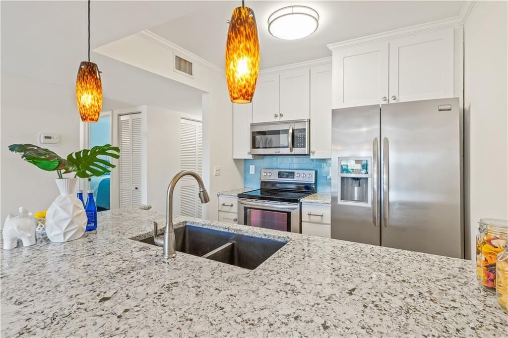 For Sale: $399,999 (2 beds, 2 baths, 1300 Square Feet)