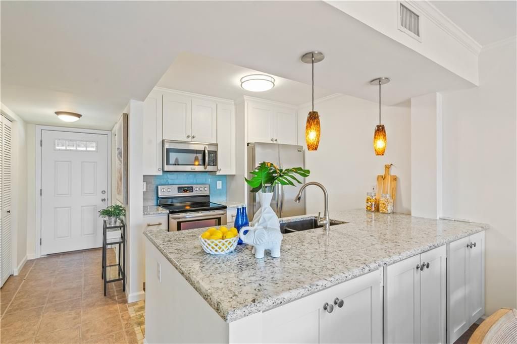 For Sale: $399,999 (2 beds, 2 baths, 1300 Square Feet)