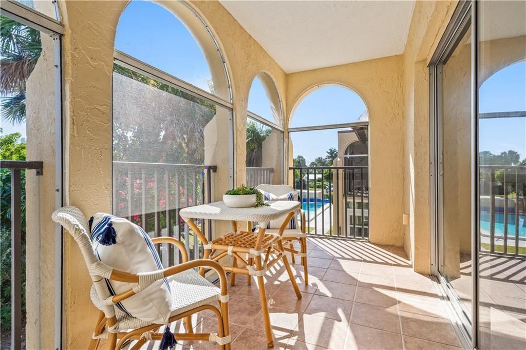 For Sale: $399,999 (2 beds, 2 baths, 1300 Square Feet)