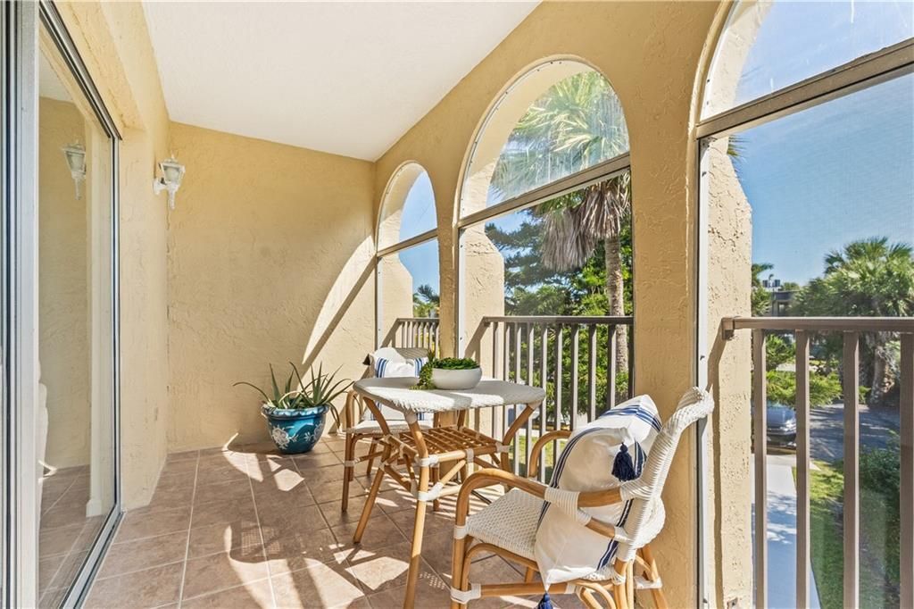 For Sale: $399,999 (2 beds, 2 baths, 1300 Square Feet)