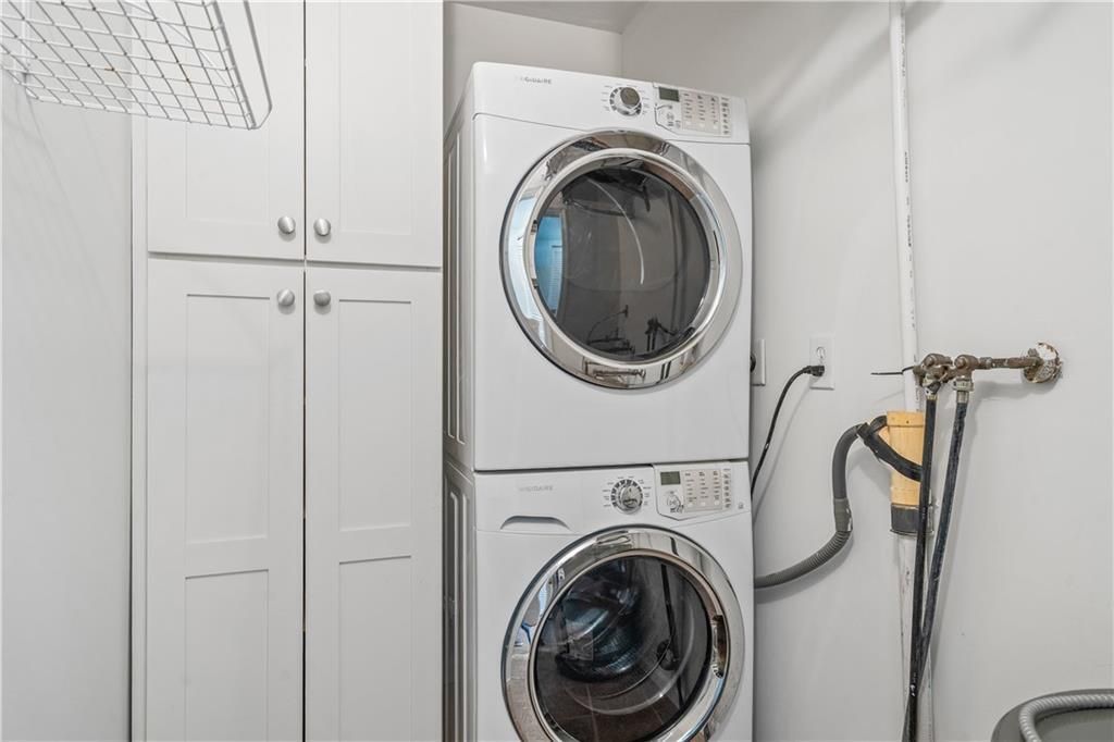 For Sale: $399,999 (2 beds, 2 baths, 1300 Square Feet)