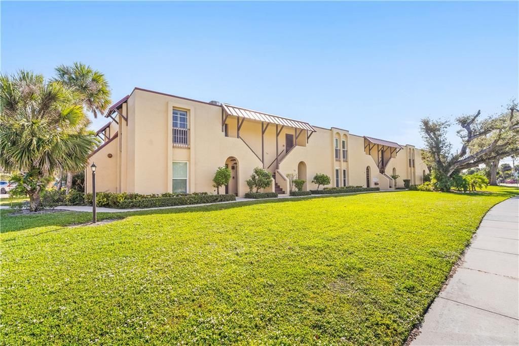 For Sale: $399,999 (2 beds, 2 baths, 1300 Square Feet)