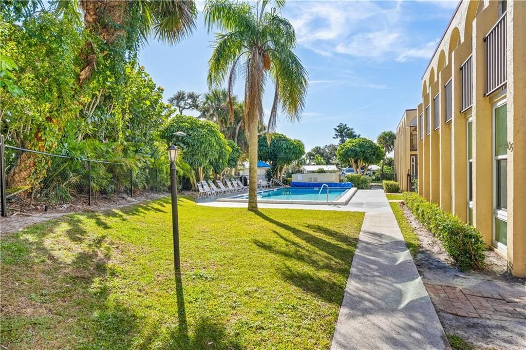 For Sale: $399,999 (2 beds, 2 baths, 1300 Square Feet)