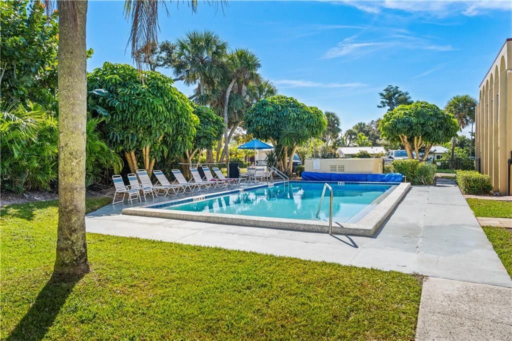 For Sale: $399,999 (2 beds, 2 baths, 1300 Square Feet)