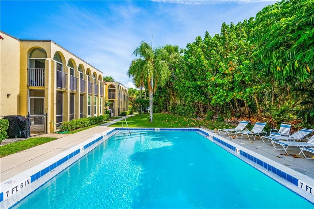 For Sale: $399,999 (2 beds, 2 baths, 1300 Square Feet)