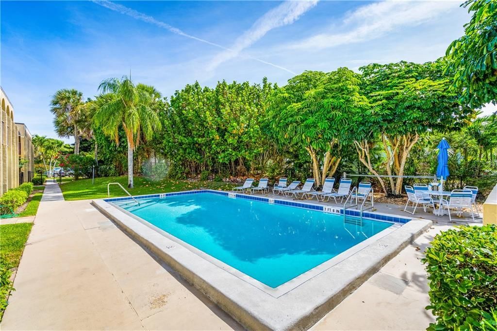 For Sale: $399,999 (2 beds, 2 baths, 1300 Square Feet)