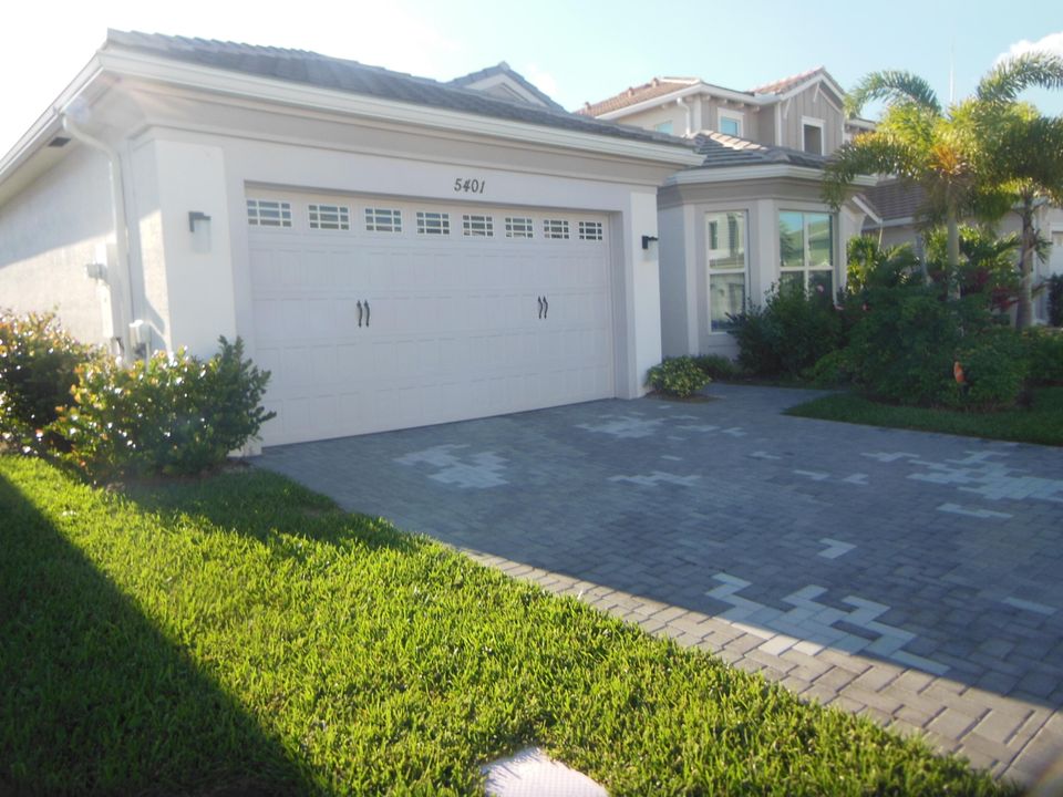 For Rent: $3,100 (3 beds, 2 baths, 2305 Square Feet)